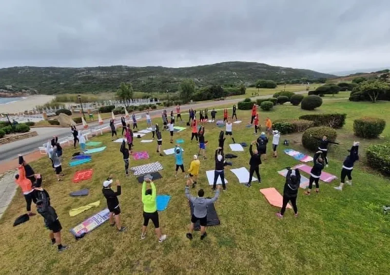 Cours de gym nature en groupe au bord de la mer