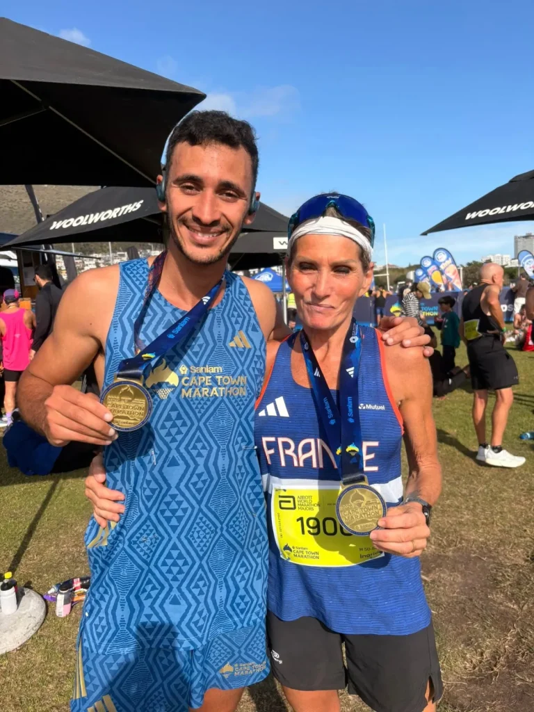 Ingrid Lopergolo et son pacer Adam Zenasni avec leurs médailles de finishers