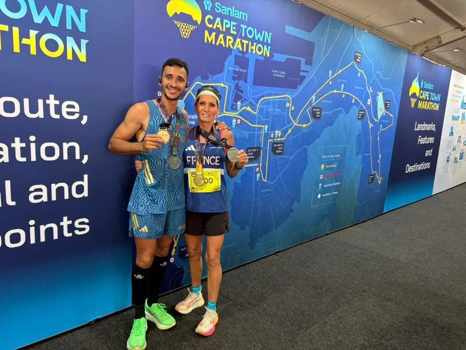 Ingrid Lopergolo et Adam Zenasni devant la carte du parcours du marathon de Cape Town