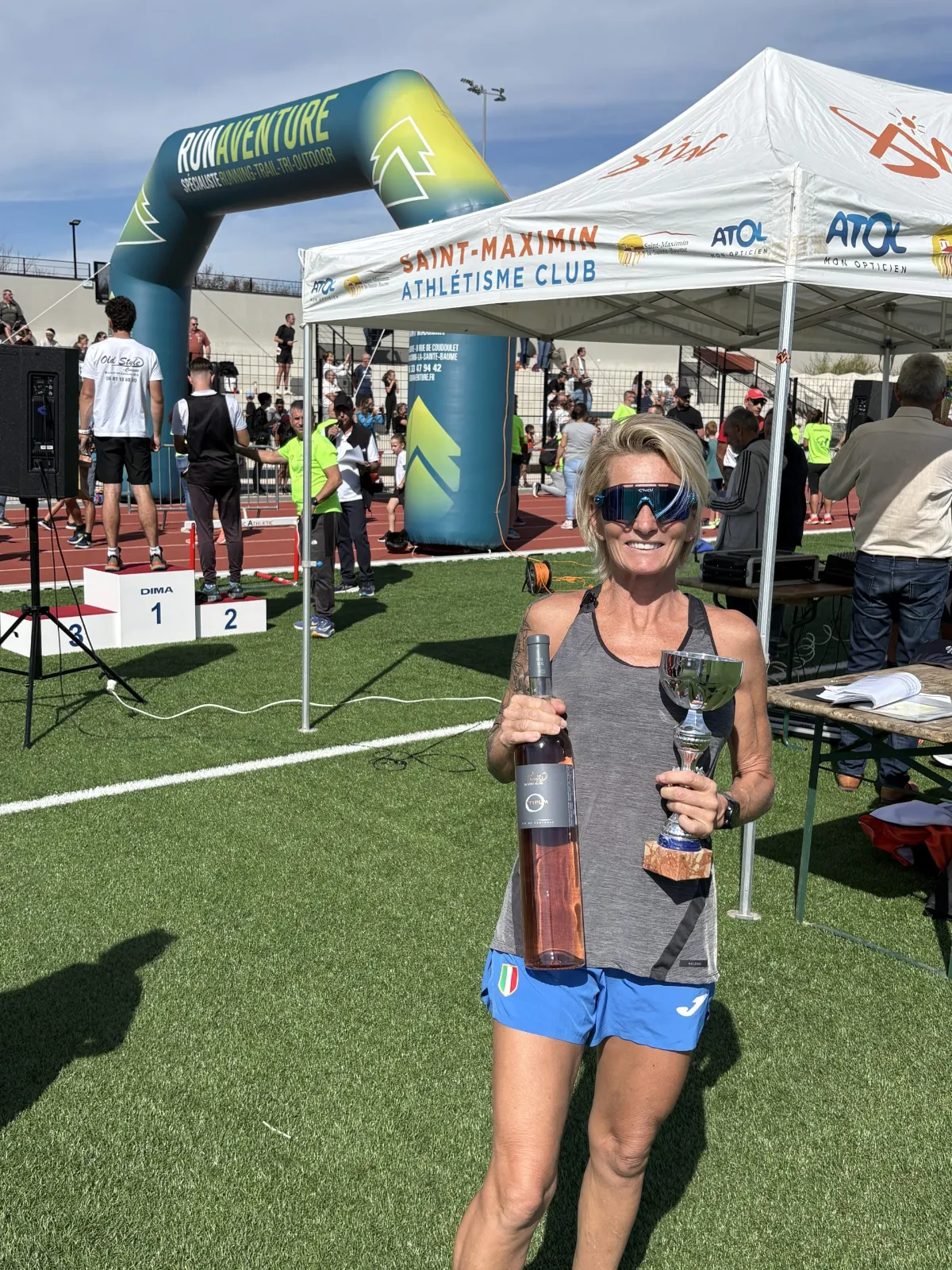 Ingrid Lopergolo avec sa coupe au semi-marathon de Saint-Maximin