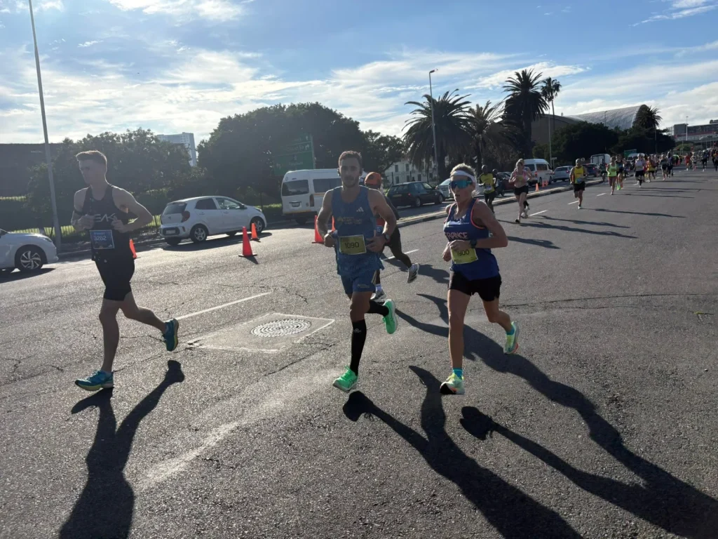 Ingrid Lopergolo en course au marathon de Cape Town avec son pacer Adam Zenasni