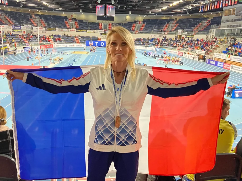 ingrid lopergolo medaillee drapeau salle Ingrid Lopergolo médaillée avec le drapeau français en salle