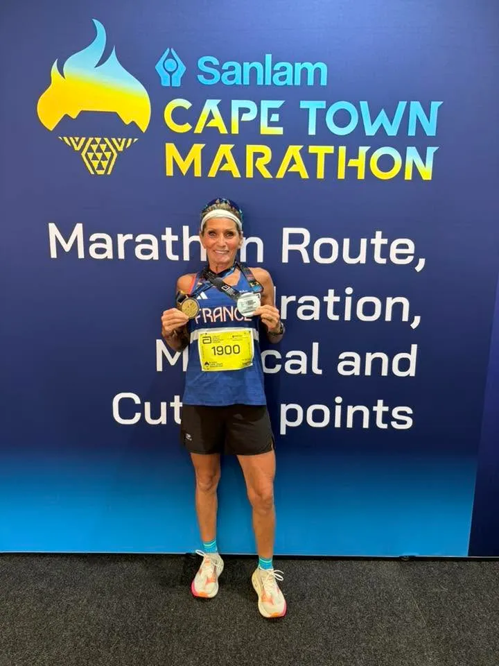 Ingrid Lopergolo et ses médailles du marathon de Cape Town 2026