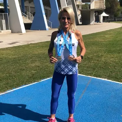ingrid lopergolo medailles piste Ingrid Lopergolo avec ses médailles sur une piste d’athlétisme