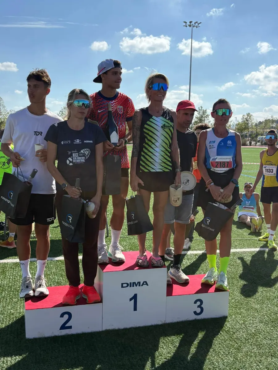 Ingrid Lopergolo sur la 1re marche du podium du semi-marathon de Saint-Maximin