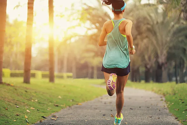 Coureuse en footing léger pendant une séance de récupération
