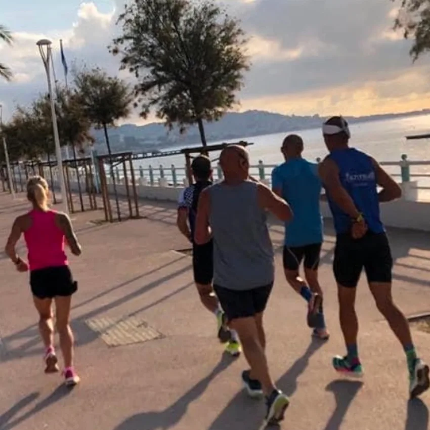 Coureurs en séance running au bord de la mer