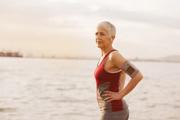 Sport après 50 ans : femme en tenue de sport au bord de l’eau
