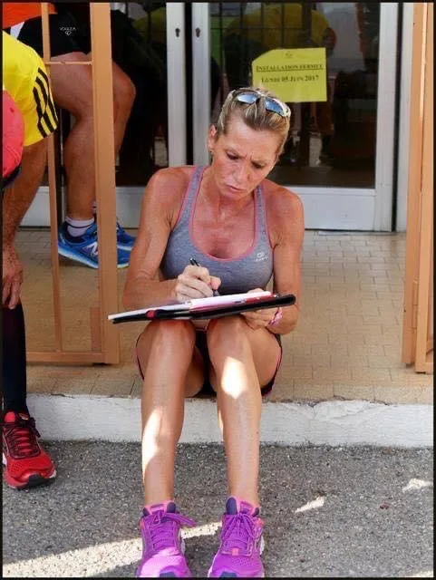 Ingrid prend des notes pendant un test VMA